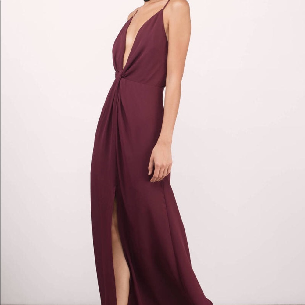 Tobi Eyes on You Knotted Dress in Wine color